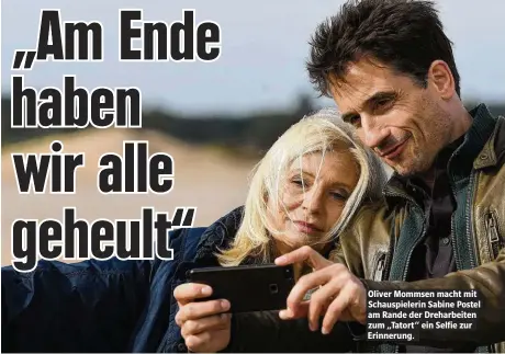  ??  ?? Oliver Mommsen macht mit Schauspiel­erin Sabine Postel am Rande der Dreharbeit­en zum „Tatort“ein Selfie zur Erinnerung.