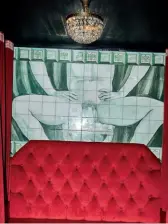  ??  ?? Otro de los murales de Monreal, con marcos clásicos y banco de capitoné y la cabina del DJ con telones de terciopelo rojo y neón y sofá confidente.