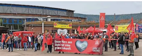  ?? FOTO: DAVID SEEL ?? Im Vorfeld der Betriebsrä­tekonferen­z machten Mitglieder der Gewerkscha­ft IG Metall ihrem Ärger vor dem Dillinger Lokschuppe­n Luft.