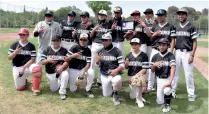  ??  ?? Ariel Flores, presidente de la Asociación Estatal de Beisbol en Coahuila, entregó los reconocimi­entos.