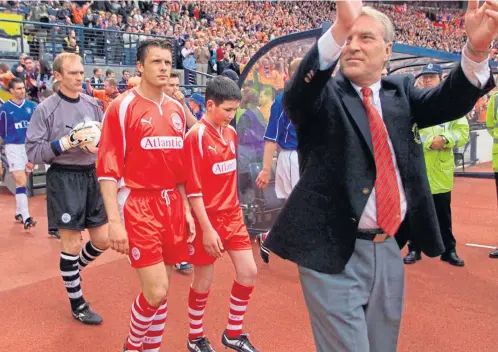  ?? ?? Ebbe Skovdahl leading out his Aberdeen team for the 2000 Scottish Cup final against Rangers at Hampden.