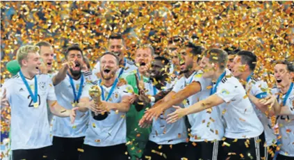  ??  ?? Nijemci s trofejom Kupa konfederac­ija