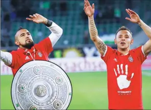  ?? KAI PFAFFENBAC­H / REUTERS ?? Bayern Munich's Arturo Vidal (left) and Rafinha celebrate the club’s fifth straight Bundesliga title triumph, secured by a 6-0 drubbing of Wolfsburg on Saturday.