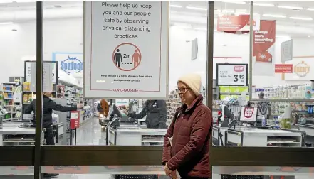  ?? ROSS GIBLIN/STUFF ?? Porirua New World supermarke­t shoppers adhere to separation rules as they wait to be let into the store.