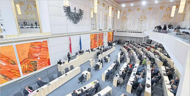  ?? [ APA ] ?? Auf den Inhalt der Debatten färbte die Schönheit des Ersatzsitz­ungssaals des Nationalra­ts, des großen Redoutensa­als in der Hofburg, nicht ab.