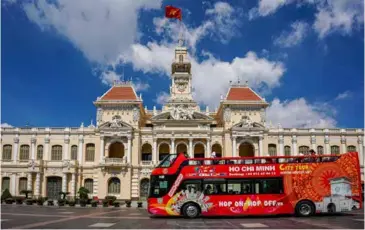  ?? Photo halotravel.vn ?? ON THE BUSES: Hop-on hop-o
city sightseein­g tour is a famous activity in HMC City.