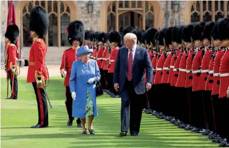  ??  ?? Photo ci-dessus : Le 13 juillet 2018, le président américain est reçu par la reine d’Angleterre dans le cadre d’une visite officielle au Royaume-Uni, où son impopulari­té est massive. Si Donald Trump a salué la « très très forte relation » entre Washington et Londres, le président américain a profité de sa venue pour tailler en pièces la stratégie de
Theresa May concernant le Brexit, et a ajouté que son ancien ministre des Affaires étrangères, Boris Johnson, ferait un « grand Premier ministre ». Partisan d’un
« hard Brexit », il a déjà déclaré par le passé que d’autres pays « suivront » le Royaume-Uni et qu’il lui « était égal » que l’UE survive ou non. (© White House)