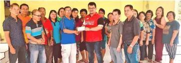  ??  ?? Leon (third right) hands over a cheque for the grant from Chong to the Taman Sri Jaya JKKK chairman Tarang Ayu as others look on.