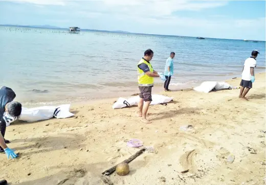  ??  ?? TIGA mayat yang ditemukan di perairan Tanjung Malawali, Kudat pada Khamis.