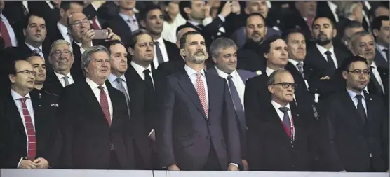  ?? JORDI COTRINA ?? Momento himno VI, junto al ministro Méndez de Vigo; José Castro, presidente del Sevilla, y Josep Maria Bartomeu, del Barça.