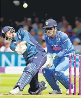  ?? REUTERS ?? Joe Root (left) anchored the England innings to help them post 322 for seven on Saturday.