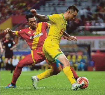  ??  ?? AKSI Selangor (merah) dan Kedah pada final Piala Malaysia musim lalu.