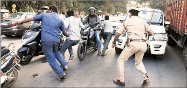  ?? Mohan Kumar ?? Police chase away miscreants outside the court complex in Bengaluru after Sasikala surrendere­d on Wednesday.