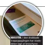  ??  ?? KRISSTÖD. I den drabbade trappuppgå­ngen har stadsdelen lagt ut broschyrer.