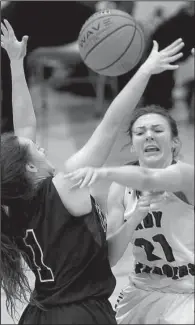  ?? Arkansas Democrat- Gazette/ STEPHEN B. THORNTON ?? Beebe’s Marianna Richey ( 21) tries to throw a pass around a Little Rock Christian defender during the Badgers’ 64- 53 victory over the Lady Warriors on Tuesday at the 5A- Central Tournament in Maumelle.