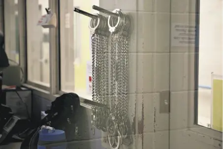  ?? Ilana Panish-Linsman / The Chronicle 2016 ?? Handcuffs hang on a wall in a Ventura County juvenile probation facility. California has no minimum age for juvenile justice.