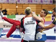  ?? Foto: Imago ?? Lukas Dauser muss aus der Halle getragen werden, nachdem er sich das Kreuzband gerissen hatte. Auf dem Turner ruhten viele Hoffnungen.