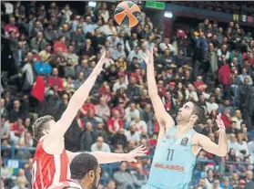  ?? FOTO: EFE ?? Bomba de Navarro. El capitán tuvo buenos minutos en el segundo cuarto