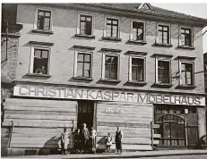  ??  ?? Neben der Schreinere­i führte die Familie auch das Möbelhaus Christian Kaspar, benannt nach dem Großvater des heutigen Firmenchef­s und Namensvett­ers.