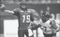  ?? NATHAN DENETTE, THE CANADIAN PRESS ?? Canadian tackle Ted Laurent closes in on Calgary’s Bo Levi Mitchell in the Grey Cup.