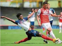  ?? CORTESÍA DIMAYOR ?? Jorge Ramos (d) , jugador de Santa Fe, es uno de los que ayer viajó a Paraguay para enfrentar el duelo con River Plate.