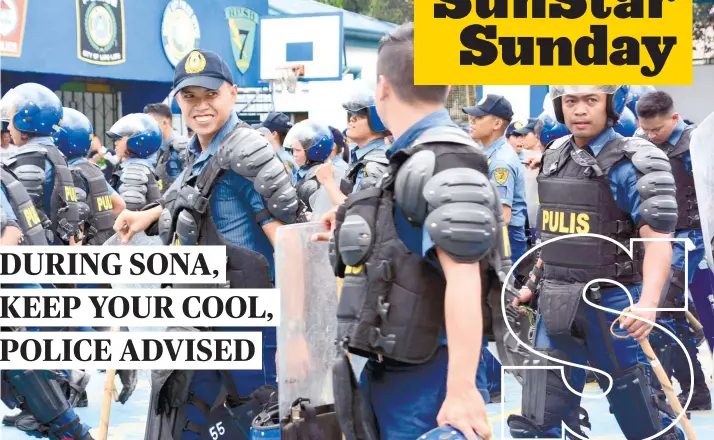  ?? SUnsTAR FoTo / AllAn CUiZon ?? NO DISTURBANC­E IN THE FORCE. Teams from the Central Visayas police prepare in Cebu City to face protesters who might go to the streets during the nationwide telecast of President Duterte’s State of the Nation Address on Monday afternoon.