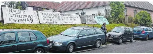  ??  ?? Juli 2014, Waldvierte­l: 40 Festnahmen bei der ersten spektakulä­ren Aktion der „Reichsbürg­er“und jede Menge Papierkrie­g für die Behörden