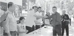  ??  ?? LUIS MANUEL TOSTADO recibió su placa de reconocimi­ento de manos del alcalde.