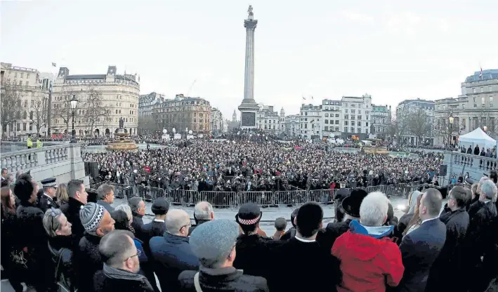  ?? REUTERS ?? Homenaje. Un nutrido grupo de gente se juntó en Trafalgar Square para homenajear a las víctimas del ataque terrorista. Hubo emoción y silencio bajo el frío londinense.