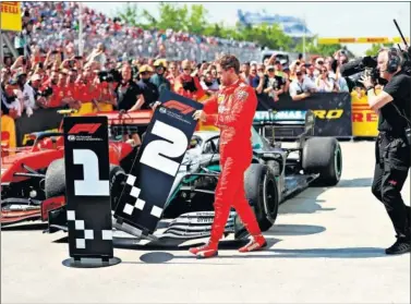  ??  ?? ENFADO. Vettel mostró su desacuerdo con la sanción recibida en Canadá cambiando los números.