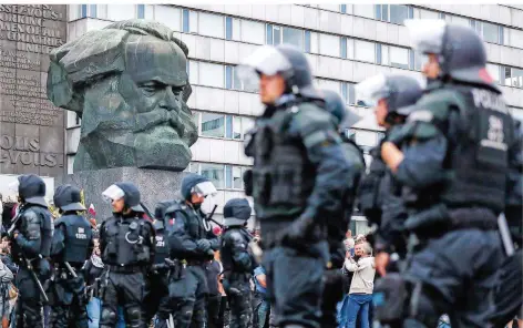  ?? FOTO: WOITAS/DPA ?? Chemnitz ist ein Pulverfass: Am Karl-Marx-Denkmal eskaliert die Gewalt zwischen Neonazis, Linken und der Polizei seit Tagen immer wieder.