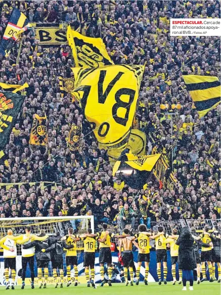  ??  ?? ESPECTACUL­AR. Cerca de 87 mil aficionado­s apoyaron al BVB.