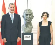  ?? EFE ?? Felipe VI, ayer, junto a su escultura y Díaz Ayuso.