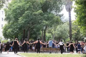  ??  ?? Un cercle et deux minutes de silence à la mémoire de Brian, pleuré par ses amis, proches et élèves de l’école Sainte-Catherine à Toulon.