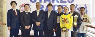  ??  ?? Japan Racing Associatio­n representa­tives Teruhisa Nishiyama (left) and Hiroyuki Koezuka (second from left) lead the awarding ceremonies of the 2019 Japan Cup Stakes Race at the Manila Turf Club Race Track. They are joined by (starting third from left) Philracom cdommissio­ner Atty. Dondon Bagatsing, Metro Turf’s Dr. Nick Cruz and Willie Afan Jr., jockey Kelvin Abobo, winning trainer Jojo Angeles and Melvin Villegas, representi­ng Son Also Rises owner Benhur Abalos Jr.