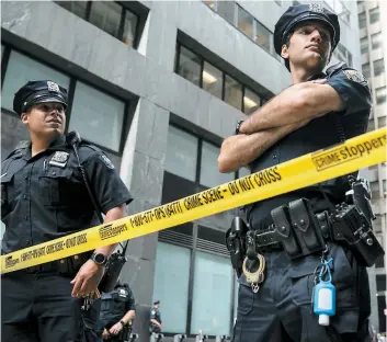  ?? PHOTO AFP ?? Des policiers new-yorkais protègent la scène, près de la station de métro Fulton St.