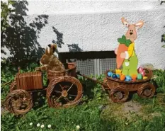  ??  ?? So sieht es aus, wenn der Osterhase zusammen mit seinen Helfern in Hasenhause­n unterwegs ist.