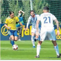  ??  ?? Dani Molina persigue a un jugador del filial amarillo.