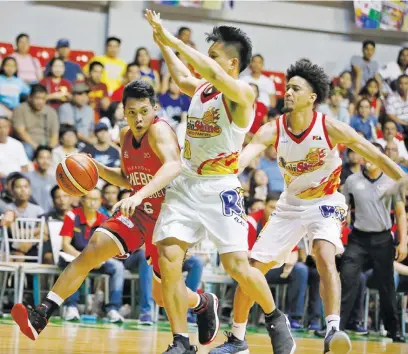  ?? (PBA Media Bureau) ?? GINEBRA’s Scotty Thompson (left) drives against Rain or Shine defenders James Yap (center) and Gabe Norwood during PBA action Saturday in Lucena City. The Elasto Painters won, 104-97.