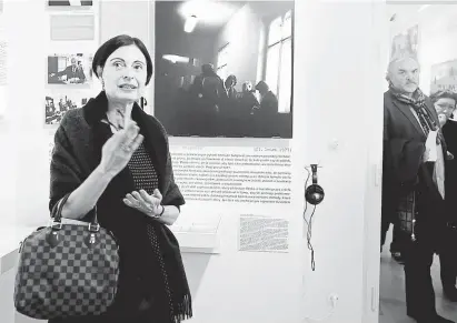  ?? Expozice „Charta Story. Příběh Charty 77“bude k vidění v Salmovském paláci v Praze až do 19. ledna 2019. Na snímku z vernisáže jsou autorka článku a spoluautor­ka výstavy Zuzana Brikcius a generální ředitel Národní galerie Jiří Fajt. FOTO ČTK ?? Diskutovan­é výročí, diskutovan­á výstava.