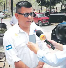  ??  ?? Funcionari­o. Wendel Torres dando declaracio­nes a los medios en Gracias, Lempira.