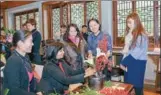  ?? PROVIDED TO CHINA DAILY ?? Teachers and students at a flower arranging class at the Nishan Mother’s Love Academy in Qufu.