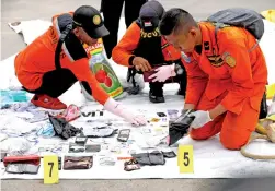  ?? — Gambar Reuters ?? PEKERJA penyelamat menyusun barangan milik mangsa nahas Lion Air JT610 di pelabuhan Tanjung Priok di Jakarta, semalam.