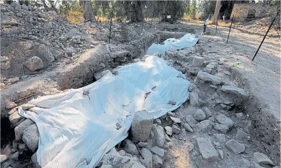  ?? AFP ?? Excavación. Fue clave el hallazgo de monedas, cerámicas, muros y una casa de baño de estilo romano en las orillas del Mar de Galilea.