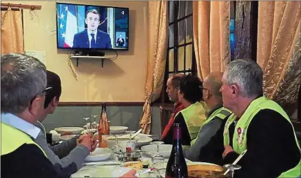  ??  ?? L’interventi­on du chef de l’Etat, lundi soir, était très attendue par les « gilets jaunes », comme ici près d’Orléans.