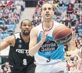  ?? FOTO: EFE ?? Albert Sàbat, base del Monbus Obradoiro, ante Jonathan Tabu, del Retabet Bilbao