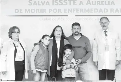  ??  ?? La doctora Guadalupe Espitia, jefa del servicio de neumologia del hospital 1° de Octubre, y la paciente Aurelia Cortés García, acompañada de su familia ■ Foto Roberto García Ortiz