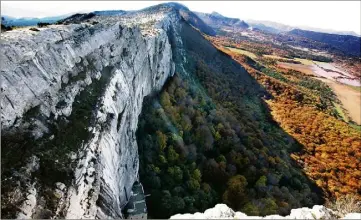  ?? (Photo Frank Muller) ?? Le Parc naturel de la Sainte-Baume s’étend sur   hectares et traverse vingt-six communes du Var et des Bouches-du-Rhône, où résident   habitants.