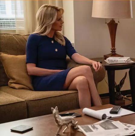  ?? FOTO: HILARY B GAYLE ?? Charlize Theron som Fox News-ankaret Megyn Kelly och John Lithgow som hennes chef Roger Ailes.