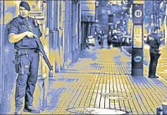  ?? REUTERS ?? Catalan Mossos d'esquadra officers stand guard at Las Ramblas where a van crashed into pedestrian­s in Barcelona, August 18